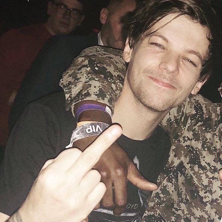 middle finger louis HAHAI vote  #Louies for  #BestFanArmy at the  #iHeartAwards