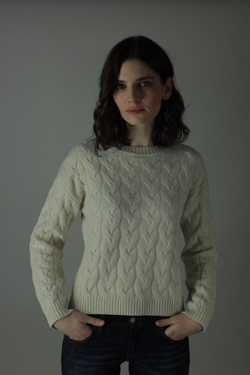 The 100% Cashmere Cable-knit Lana Sweater. 

50% OFF only this April. 

#cashmere #fashion #style #luxurybrand #sustainablestyle #hartleycourte 

hartleycourte.com/product/cable-…