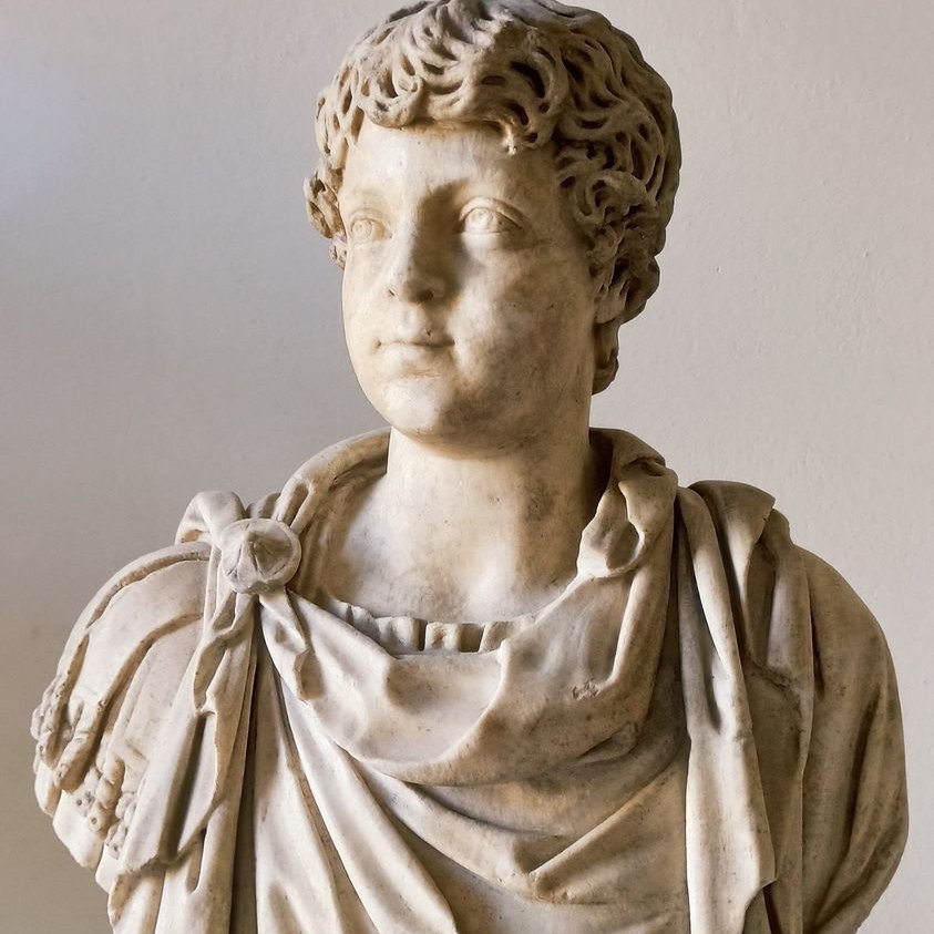 MuseoArcheoVene's tweet image. #DIFFICULTWORDS
Several Roman imperial portraits are represented with military dress, that means with “lorica” and PALUDAMENTUM, a short cloak, worn on the cuirass and fastened on the shoulder with a clasp (fibula), usually a privilege of the military commander.