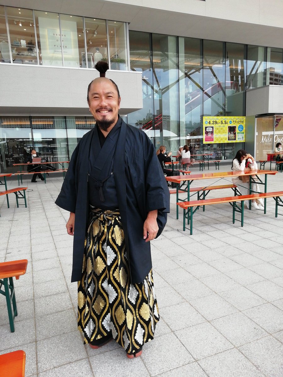 koromama4's tweet photo. こんにちわ😃宮崎駅にこんなお殿様がおいでになりました。
俳優さんだそうです。お髭もそうですが、ちょんまげも地毛でしたよ✨ https://t.co/GTvAIMcRrA