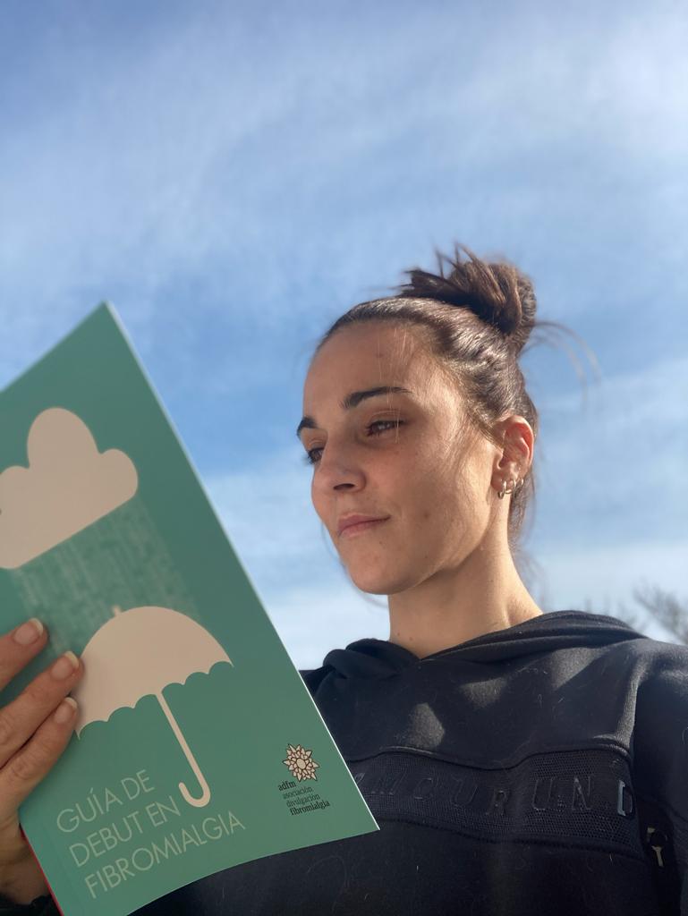 La árbitro de <a href="/ACBCOM/">Liga Endesa</a> @yas_alcaraz  con nuestra Guía de Debut en #fibromialgia. Descarga gratuita en fibro.info #árbitra #Baloncesto #mujer #Gracias