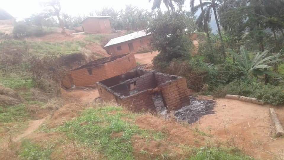 WestCameroons's tweet image. #Cameroon Military razes down 22 houses in the #SouthernCameroons village of Nkot - Donga Mantung County.

They claim to have invaded the village in search of Ambazonia forces, but left without a single fighter caught.

#EndAnglophoneCrisis #StopGenocideInSouthernCameroons