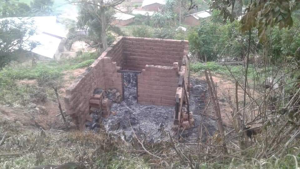 WestCameroons's tweet image. #Cameroon Military razes down 22 houses in the #SouthernCameroons village of Nkot - Donga Mantung County.

They claim to have invaded the village in search of Ambazonia forces, but left without a single fighter caught.

#EndAnglophoneCrisis #StopGenocideInSouthernCameroons