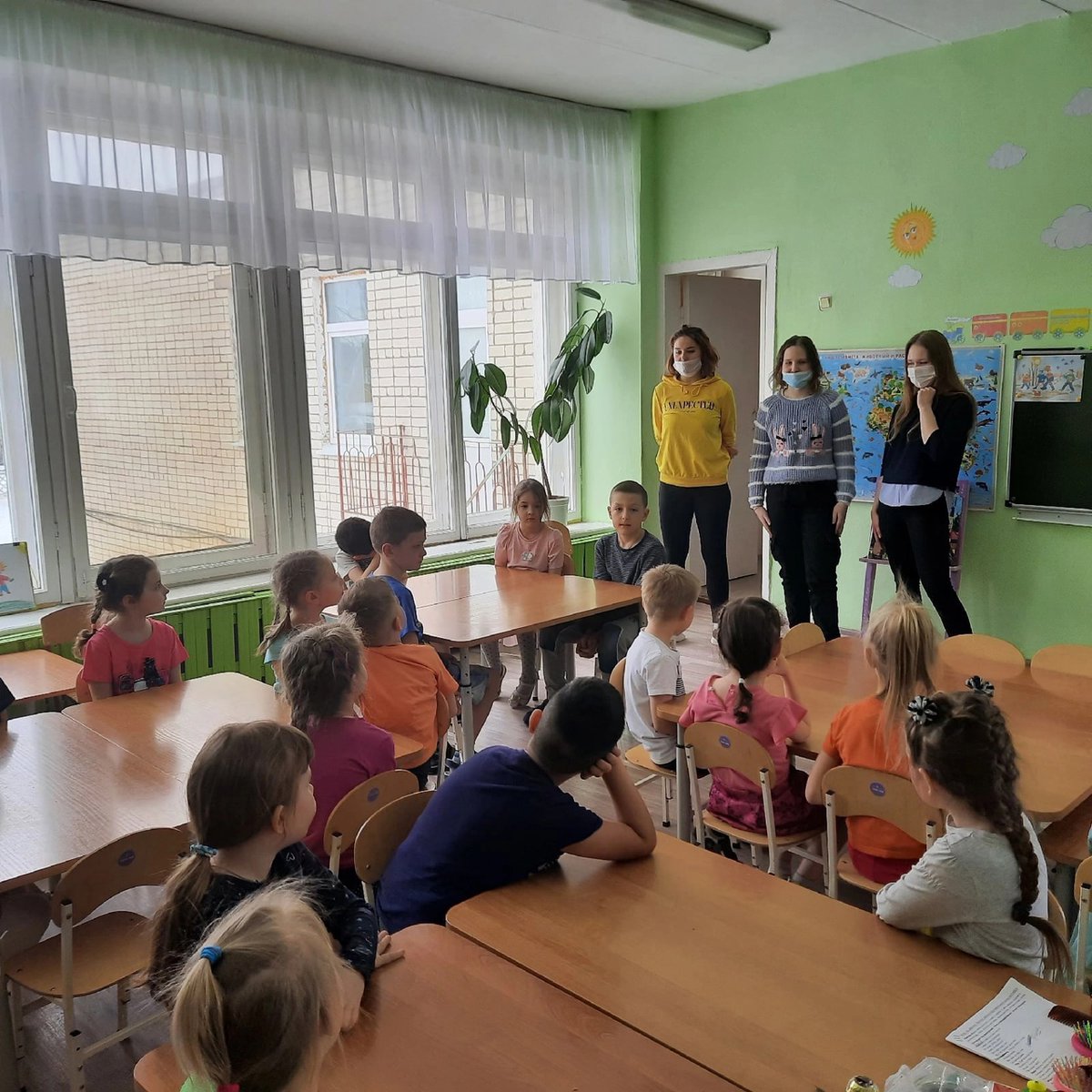 TUmoinSO's tweet image. В рамках #Весенняянеделядобра, студентки Тольяттинского индустриально-педагогического колледжа провели беседу с детьми в д/с &quot;Золотая Искорка&quot; на тему добра и зла, хороших и плохих поступков, а также &quot;Почему нужно быть добрым?&quot;
#Тольятти #соцактивность