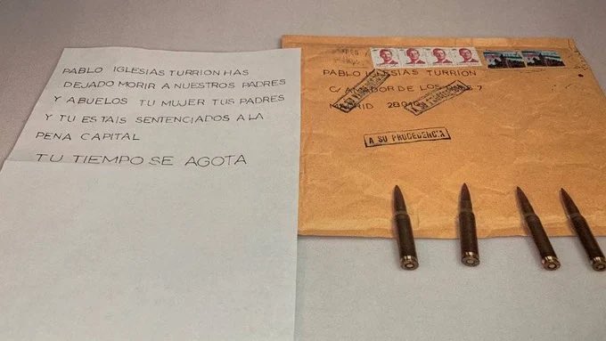 eljueves's tweet photo. La realidad según Rocío Monasterio:

Amenaza falsa               Título auténtico https://t.co/qt84Mc5moW