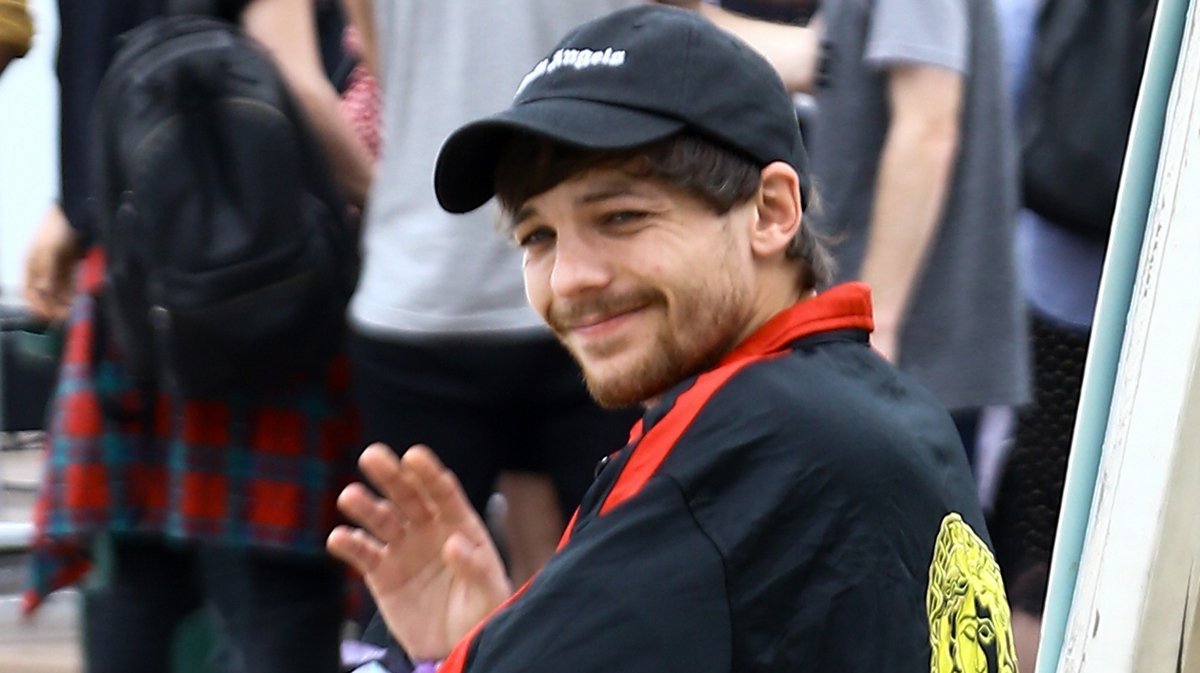 alas, waving louis bc this is the last one :<<I vote  #Louies for  #BestFanArmy at the  #iHeartAwards