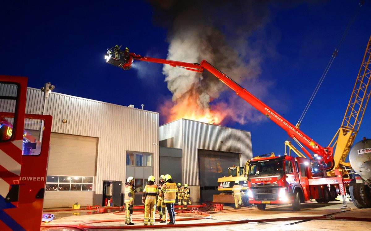 VELDDRIEL – Bij het bedrijf Big Machinery aan de Tweede Geerden in Velddriel heeft in de nacht van donderdag op vrijdag een grote brand gewoed. Lees het hele artikel op onze website.  ..
