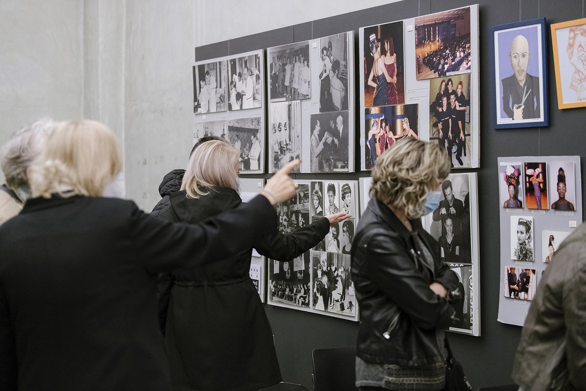 🔴<a href="/CostaPerruquer/">Ramon Costa</a> celebra su 60ª aniversario con una #exposición en el @AjuntamentdeBanyoles. Es la historia de  un salón local que se ha transformado en una firma de ámbito internacional. 👏

Léela aquí⬇️ 
planetlook.com/es/peluqueria/…

#peluqueria #formacion #shows #asociaciones