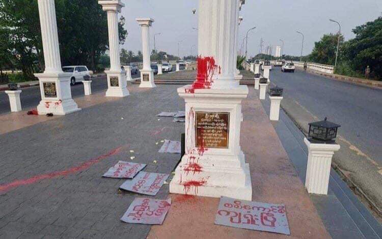 IrrawaddyNews's tweet photo. Twitter 

A protester-less demonstration against the military dictatorship was arranged at Bailey Bridge in North Dagon Township, #Yangon, on Friday. (Photo: CJ)

#WhatsHappeningInMyanmar https://t.co/5qGn2s96BP