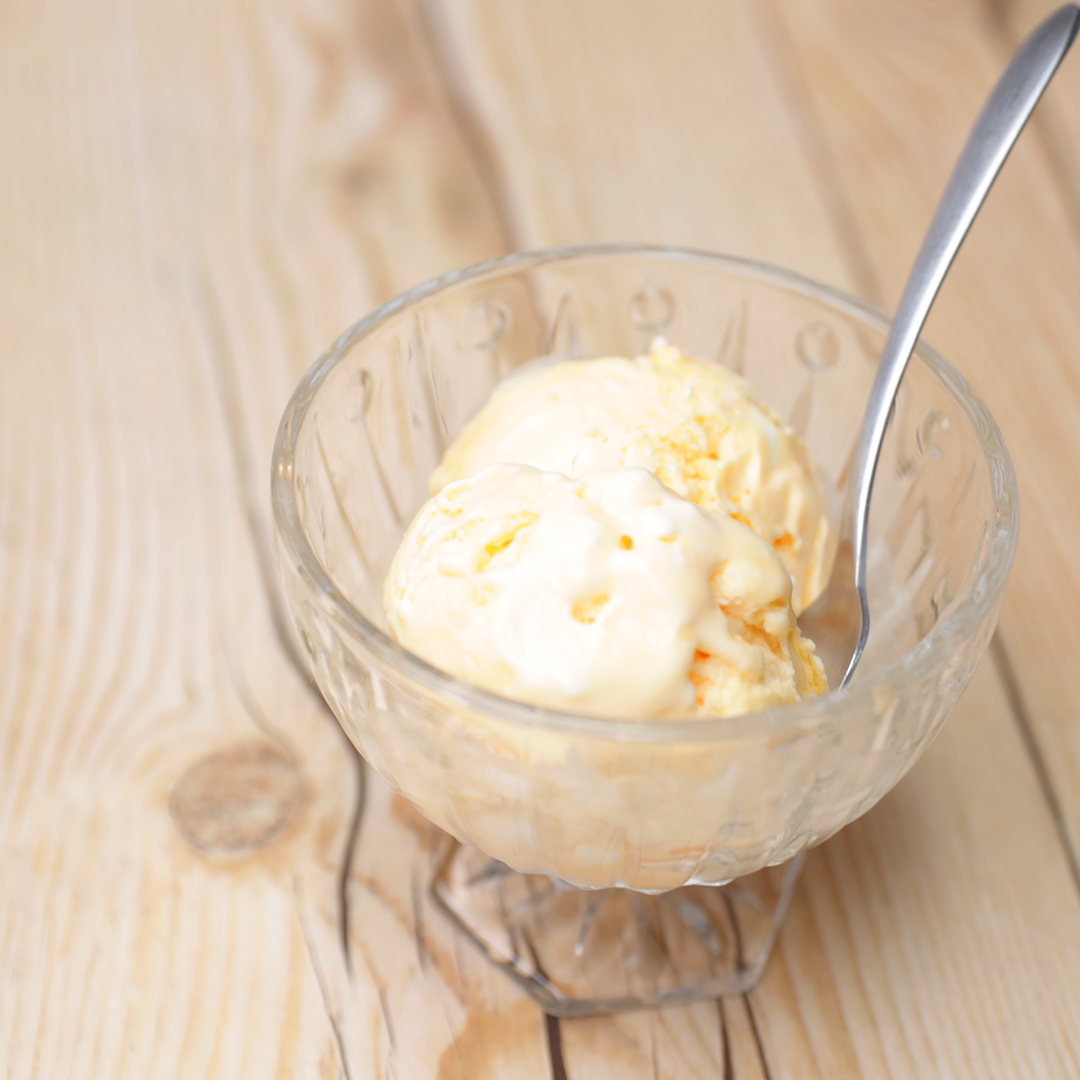 Tasty Japan 濃厚 自家製バニラアイス ボウルに生クリーム0mlを入れ8分立てにする 別のボウルに卵3個とグラニュー糖70gを3回に分けてもったりするまで泡立てる これらを合わせバニラエッセンスを加えてバットに流す 冷凍庫で2 3時間固めて全体を