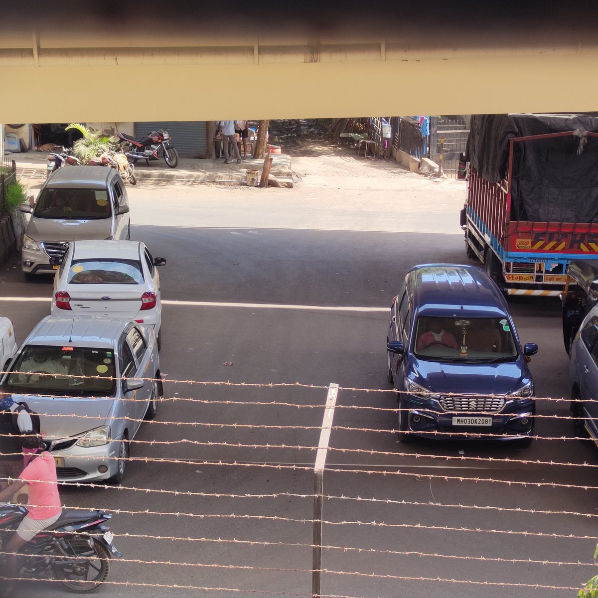 KayomarzBilimo1's tweet photo. @MumbaiPolice @mybmc @mtptraffic These cars are always double parked under Mrinal Tai Gore Flyover, near ram Mandir east station, this causes excessive honking and trafic jams. Its an inconvenience to all nearby residents, please help https://t.co/Hgx2SEQ0JZ