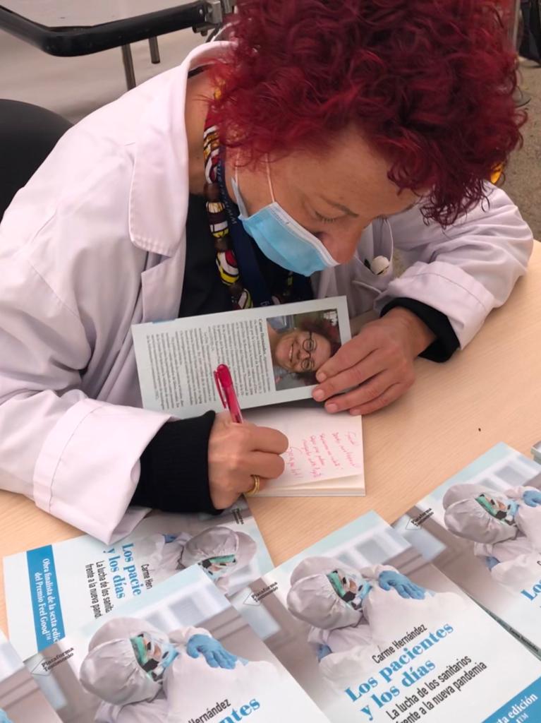 hospitalclinic's tweet photo. La Carme Hernández, coordinadora de l'#HDOM, signa avui el seu llibre "Los pacientes y los días" al pati del #CLÍNIC. 📖🖊️
Els beneficis de la seva venta seran destinats a
@AmicsdelCLINIC.
#SantJordiCLÍNIC https://t.co/A1gE8u1lV3