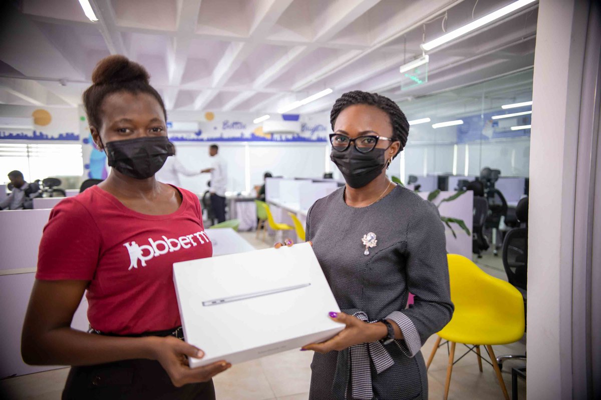 Jobbermandotcom's tweet image. Drum roll! 🥁
.....And the winner of the brand new Macbook from the #DoubleTheCelebration #JobbermanSoftSkillsTraining is Tejumola Odewole 🎉.
Look at the different shades of excitement only a Macbook can inspire 😄.