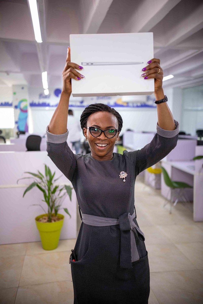 Jobbermandotcom's tweet image. Drum roll! 🥁
.....And the winner of the brand new Macbook from the #DoubleTheCelebration #JobbermanSoftSkillsTraining is Tejumola Odewole 🎉.
Look at the different shades of excitement only a Macbook can inspire 😄.