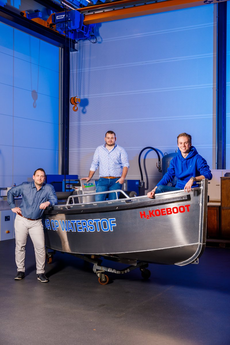 Waterstof als ‘groene’ brandstof voor de scheepvaart en watersport? Studenten Jacco en Jim onderzochten deze kans en ontwikkelden een sloep die op waterstof vaart.  🛥️

Meer weten over deze ontwikkeling? Check ⬇️
ondernemershuisaltena.nl/nieuws/varen-e…