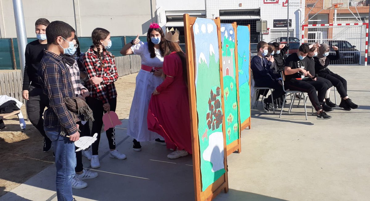 DIADA DE SANT JORDI A L’IE🌹🌹
Els alumnes de 2n d’ESO han representat una obra de teatre a l’alumnat de primària.
I l’alumnat de 4t d’ESO ha fet una exposició de poetes de llengua catalana i castellana als alumnes de 1r d’ESO.