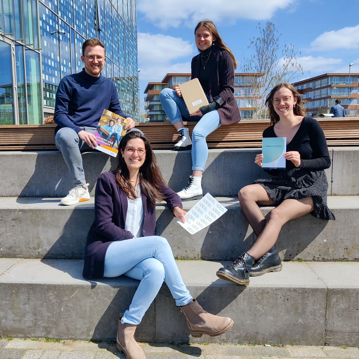 buddybuilding_'s tweet photo. Wij zijn laatst langs geweest bij de KVK en officieel benoemd tot organisatie. Gisteren is eindelijk onze 4e vennoot aangesloten en zijn we compleet!! https://t.co/MBN0W6nQoA