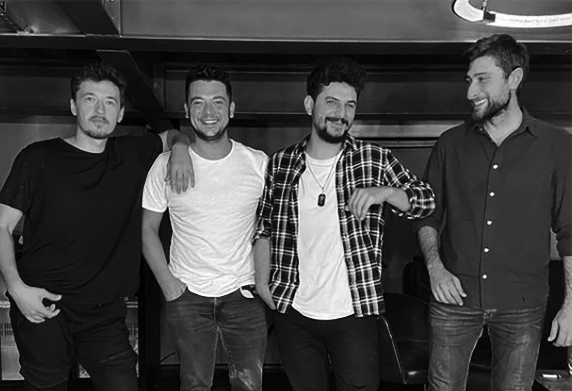 HABER 🎸| Gitarlarınıza sağlık dostlar!

Rock grubu Gri’nin, Avrupa Müzik etiketiyle yayınlanan “Yıldız” isimli şarkısı bugün yayınlandı. <a href="/gribandofficial/">GRi</a>
<a href="/avrupamuzik/">Avrupa Müzik</a>

#Gri #dergy

dergy.com/gri-turkce-roc…