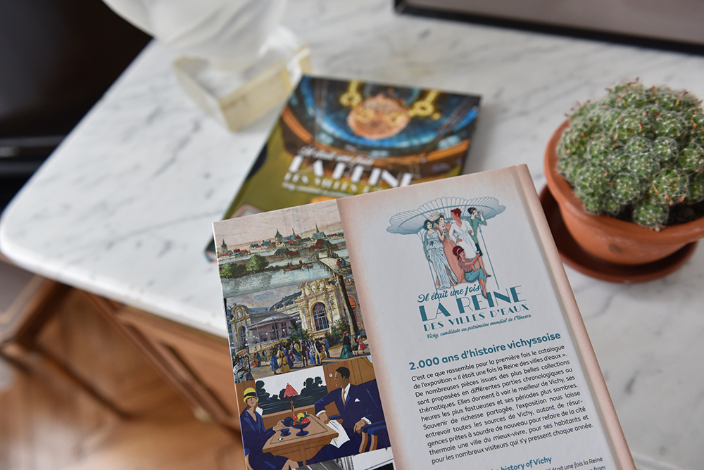 VilleDeVichy's tweet photo. 📚 En cette journée mondiale du livre, (re)découvrez le livre-souvenir "Il était une fois la reine des villes d’eaux" ! Plus de 200 pages illustrées avec passion, à découvrir chez vos libraires vichyssois ou sur la boutique en ligne @VichyDesti :
➡️ https://t.co/n0C75xBCy3 #JMLDA https://t.co/T45MQm4IE4