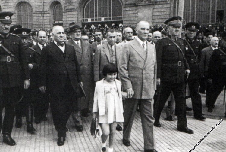 Seni düşünmek güzel şey!
Seni düşünmek ümitli şey.
Dünyanın en güzel sesinden 
En güzel şarkıyı dinlemek gibi bir şey!

#23Nisan