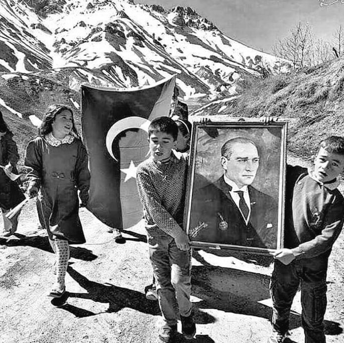 uniteroru's tweet photo. "Küçük hanımlar, küçük beyler... Sizler hepiniz, geleceğin bir gülü, yıldızı, bir bahtının aydınlığısınız. Memleketi asıl aydınlığa boğacak olan sizsiniz. Kendinizin ne kadar önemli, kıymetli olduğunuzu düşünerek ona göre çalışınız."

Mustafa Kemal Atatürk https://t.co/BCGZjZ0jrT