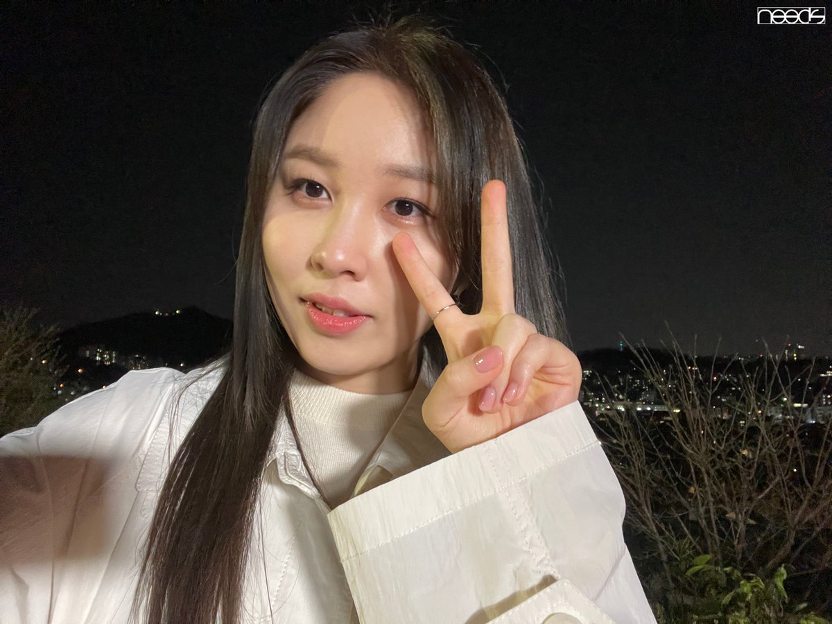 [#니즈뮤직]
더 공개될 컨텐츠를 기다리는 팬 분들을 위해 
현장 셀카를 살포시 공개 할게요🥰
더 예쁜 사진이 담긴 사인 앨범 이벤트도 
진행하고 있어요! (오늘 마감..소곤..)
❗아래의 링크를 통해 응모해주세요
👉forms.gle/PWNTtAw3nw7G1h…
#권진아 #KwonJinAh #문턱 #소녀의세계
<a href="/antennamusic/">안테나 Antenna</a>