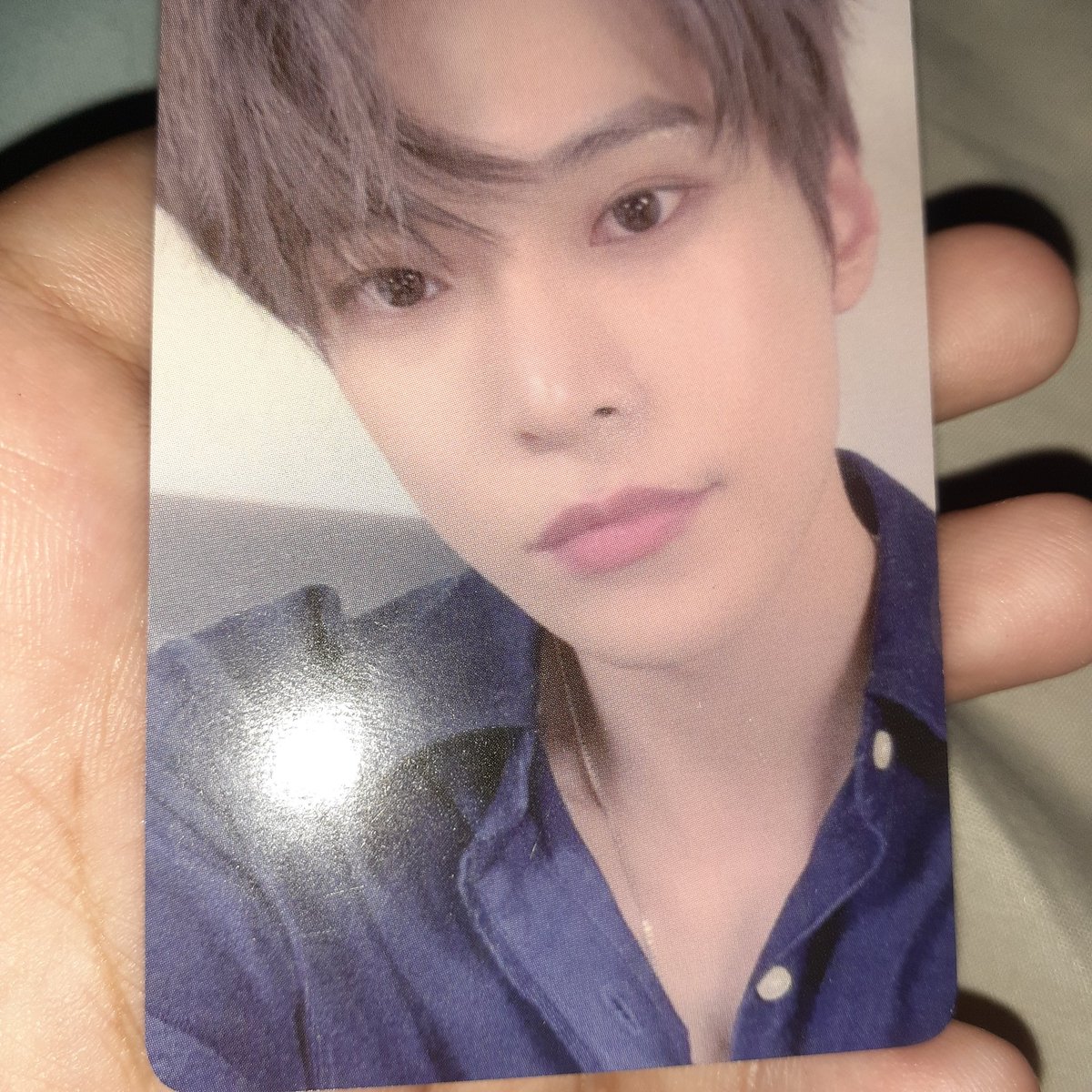 NOTE:• Untuk pattern terkadang ada photocard unofficial yang memiliki pattern seperti ofc. Karena semua photocard yg dicetak di korea/china bahan kertasnya sama kyk pabrikContoh pc unoff tapi pattern seperti cetakan pabrik. Fyi, ini pc unoff freebies dr sellkorCr: to owner