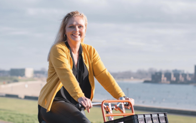 “Het leukste aan mijn werk vind ik echt het klantcontact. Ik krijg heel uiteenlopende vragen en kan klanten echt helpen. Ik vind het heel fijn om mensen te helpen en blij te maken.”

Benieuwd naar het verhaal van Sheila in Heerhugowaard? Lees verder! bit.ly/3aBQPRo