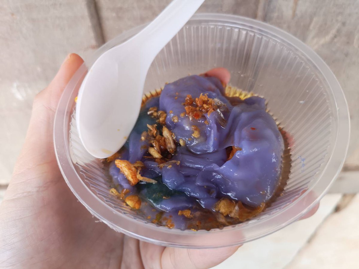 ป้าแมว ร้านไส้ผักเก่าแก่ในตลาดบางสะพาน เปิดมานานมาก ทานตั้งแต่เด็กๆ กลับประจวบทีไรต้องแวะไปกินทุกทีพลาดไม่ได้ แป้งบางนุ่ม มี 2 ไส้คือไส้กุยช่าย กับ ไส้ถั่วงอก แนะนำไส้กุยช่าย  อร่อยมาก 1 ชุด มี 4 ชิ้น 20 บาท
📍ป้าแมว ตลาดบางสะพาน
<a href="/aroii/">@aroii บอกต่อ</a>
#อร่อยไปแดก #อร่อยบอกต่อ #kinjungreview