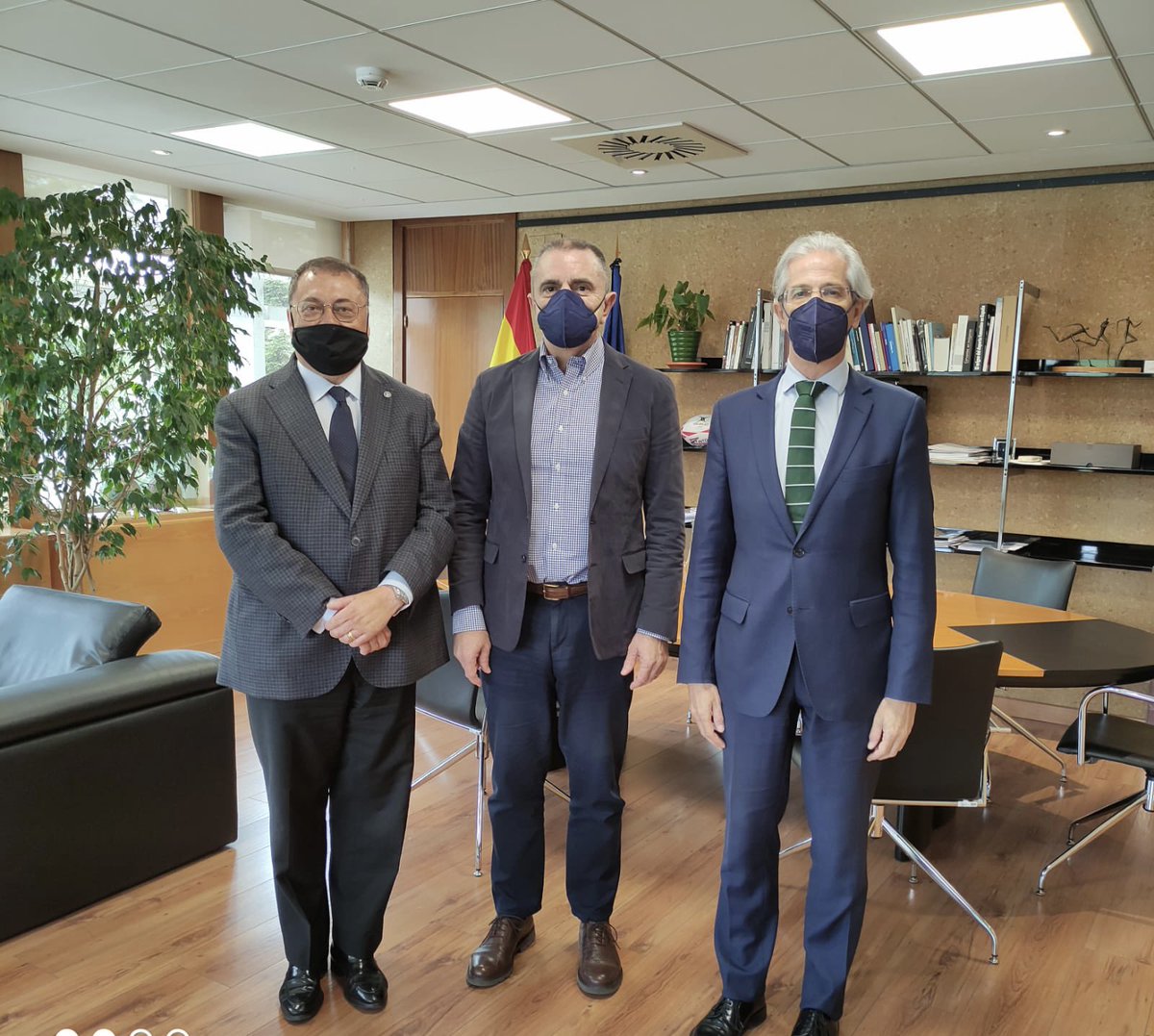 En la ronda de hoy también han estado presentes el presidente de <a href="/padelfederacion/">Federación Española de Pádel</a>, Ramón Morcillo, y al presidente de <a href="/WorldPadelTour/">World Padel Tour</a>, Ramón Agenjo 🏓

El pádel es, a día de hoy, uno de los deportes más practicados en todos nuestros barrios 🇪🇸