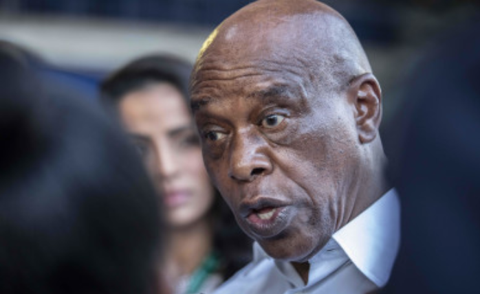 Radio702's tweet photo. What to make of #TokyoSegwale's Reserve Bank claims? 

Business Insider Inc associate editor Phillip de Wet reflects further... #702MiddayReport #LetsWalkTheTalk https://t.co/zKmiifoJPO
