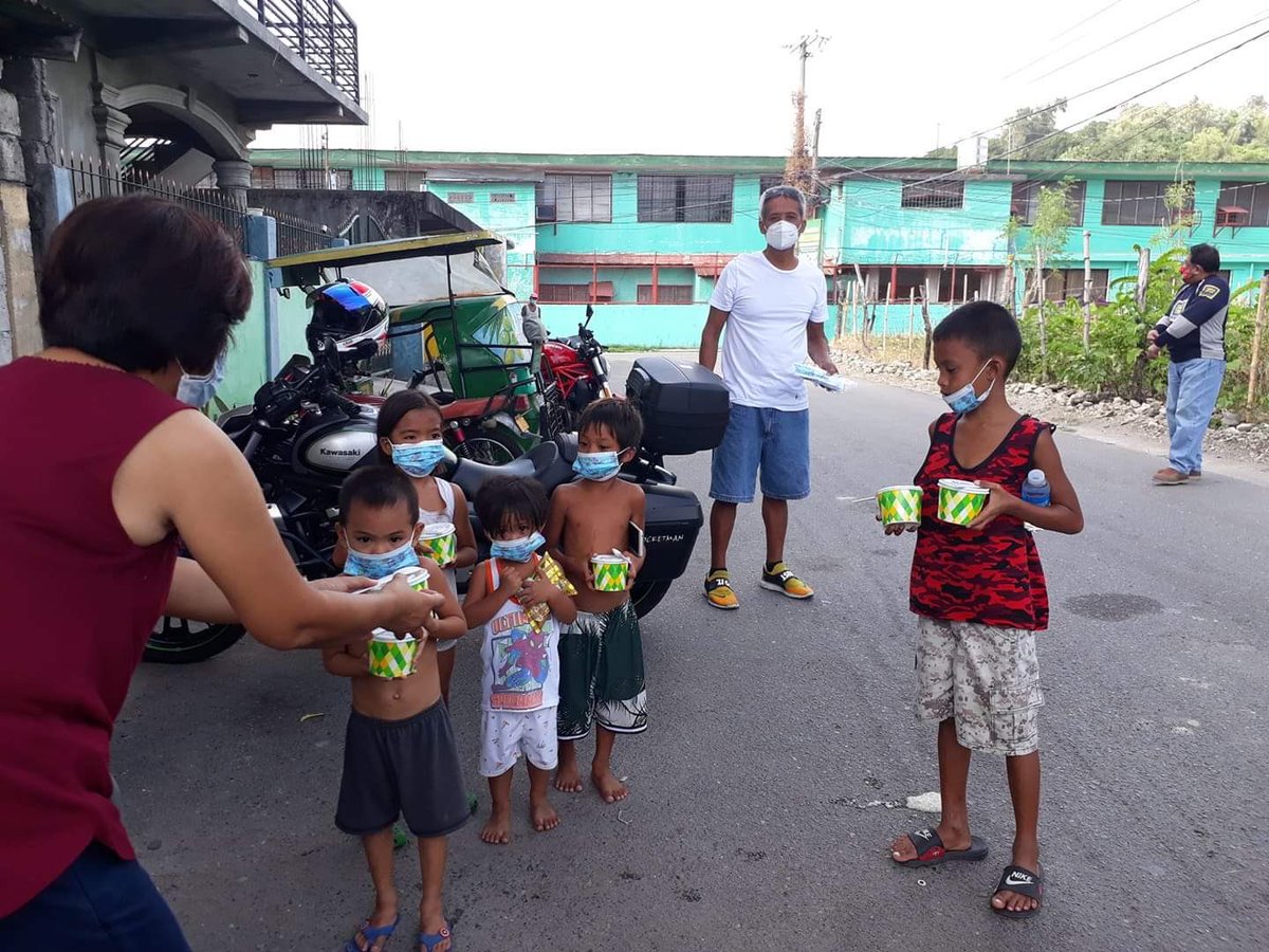 TeddyBaguilatJr's tweet photo. Luminya sila. Nag practice ng social distancing and health protocols. Salamat mga kasama, mga chapters. Salamat din sa mga pulis at brgy officials na tumulong. At least, di kayo kampon ng ECLAC. #NationalLugawDay #TuloyLang #Liberal75 https://t.co/JIT1Y76o2u
