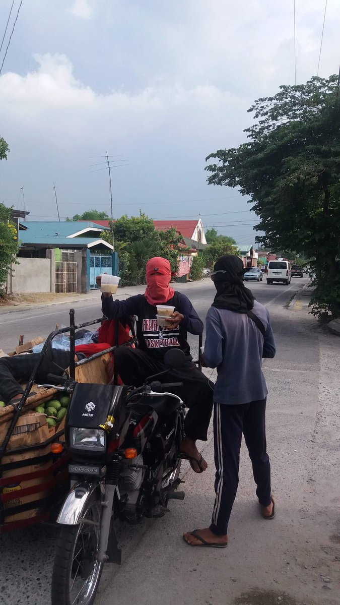 TeddyBaguilatJr's tweet photo. Luminya sila. Nag practice ng social distancing and health protocols. Salamat mga kasama, mga chapters. Salamat din sa mga pulis at brgy officials na tumulong. At least, di kayo kampon ng ECLAC. #NationalLugawDay #TuloyLang #Liberal75 https://t.co/JIT1Y76o2u