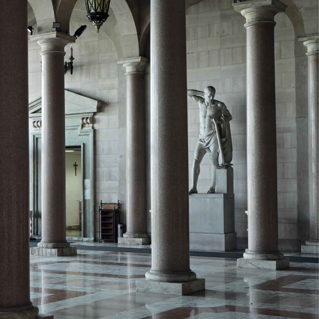 Il colonnato dell’atrio del Palazzo della Provincia con una delle due statue di Giulio Cozzoli, rappresentative delle principali modalità di lavoro della terra, raffigurate in maniera eroica, propria del periodo
#Bari #puglia
 addaeditore.it/products/bari-…