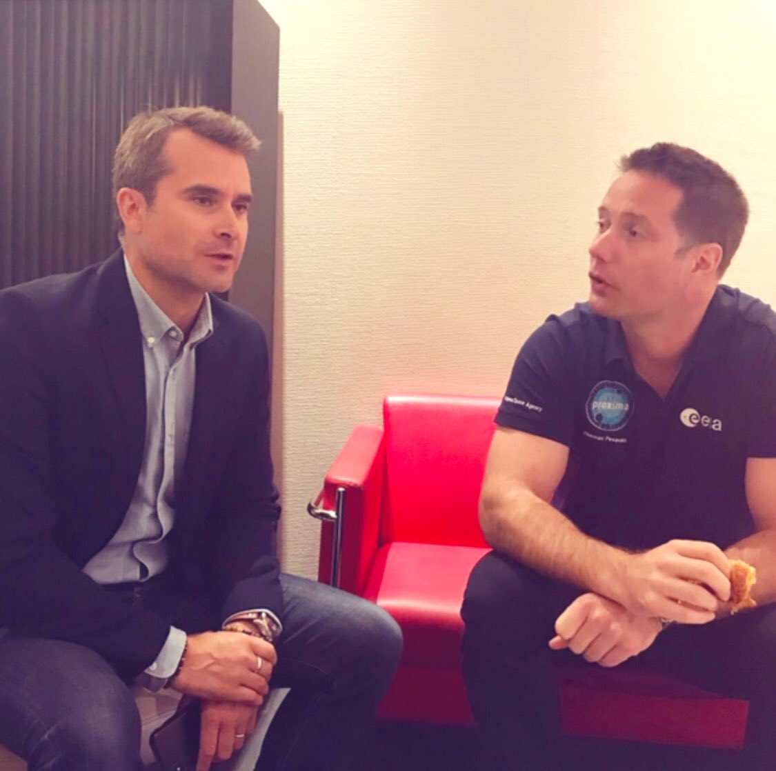 En ce jour de voyage spatial, je voulais signaler que moi aussi j’ai ma photo avec <a href="/Thom_astro/">Thomas Pesquet</a> ! 
Je lui ai même offert un 🥐. Alors pas la peine de se la raconter... 😉