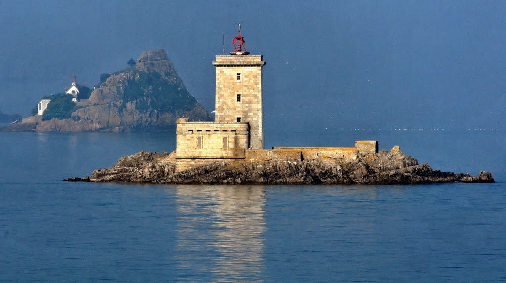 MABRO_cc's tweet photo. Phare de l'ile noire, #finistere #Bretagne France https://t.co/ZW4PdCc9pU