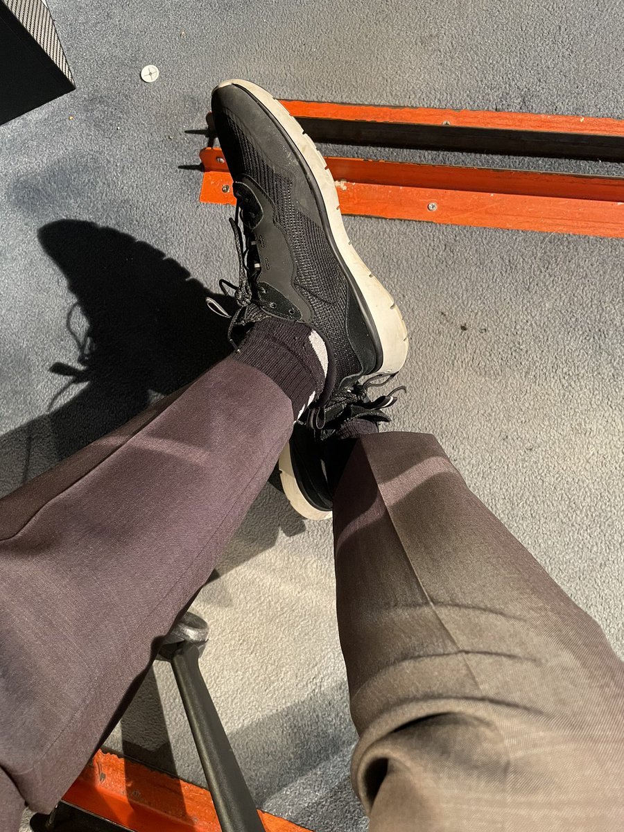 SeanEiler's tweet photo. Back-to-back #Shoecast 😎
No snow today, which obviously means I’m wearing sneakers to get to my afternoon tee-time quicker ⛳️ https://t.co/f6wlr8HgzI
