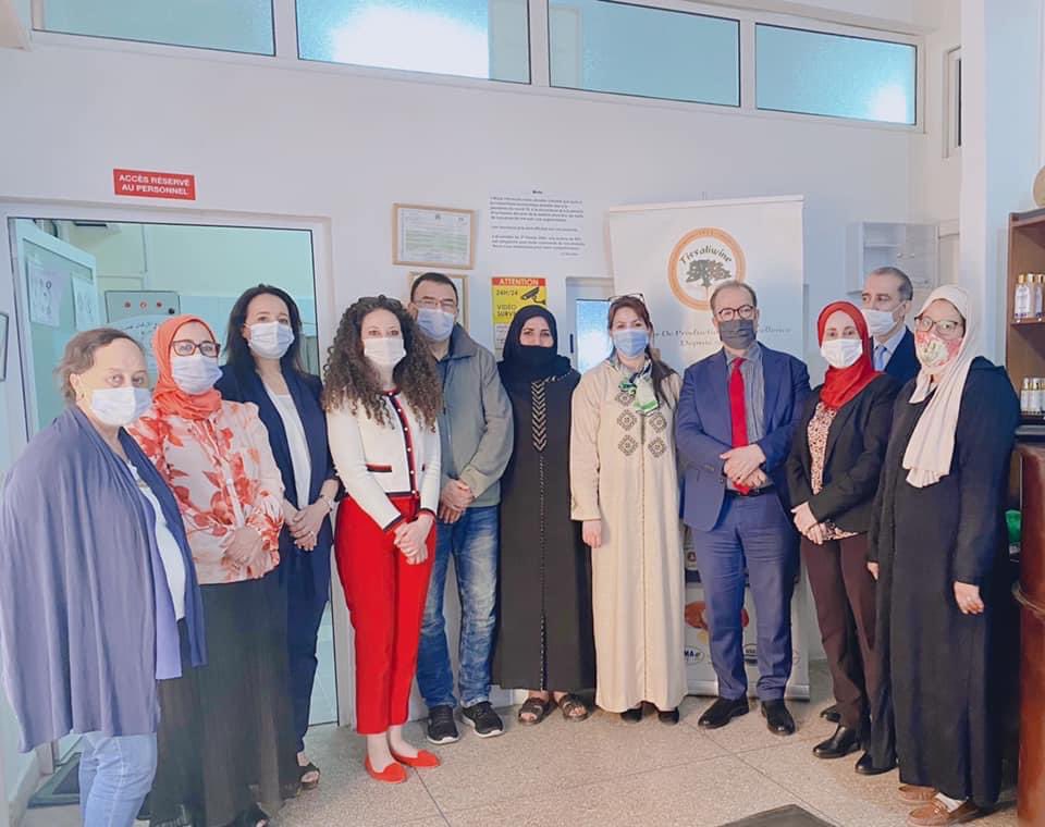 MarocNatcom's tweet photo. قامت هذه اللجنة ، بمعية الوحدة المكلفة بتدبير مشروع "مواجهة آثار جائحة كوفيد-19 من خلال دعم الابتكار وريادة الأعمال لدى الشباب والنساء" المنفذ بشراكة مع الإيسيسكو، بزيارة ميدانية لمقر ا��حاد تعاونيات نساء الأركان تيسالوين بأكادير، وذلك يوم السبت 26 مارس 2021. https://t.co/Bck4Gmy1PW
