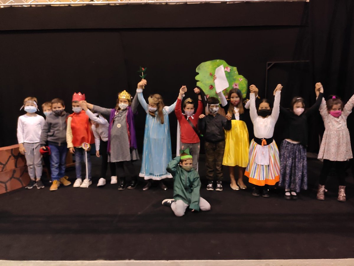 epiasabadell's tweet photo. LA LLEGENDA DE SANT JORDI
Avui, a l'espai escènic, han aparegut uns personatges que han sortit de la llegenda de St Jordi, i ens han representat la seva història.Hem pogut gaudir de l'espectacle.
#2NPRIPIASABADELL
#SANTJORDIPIASABADELL https://t.co/jnFxvv1TGD