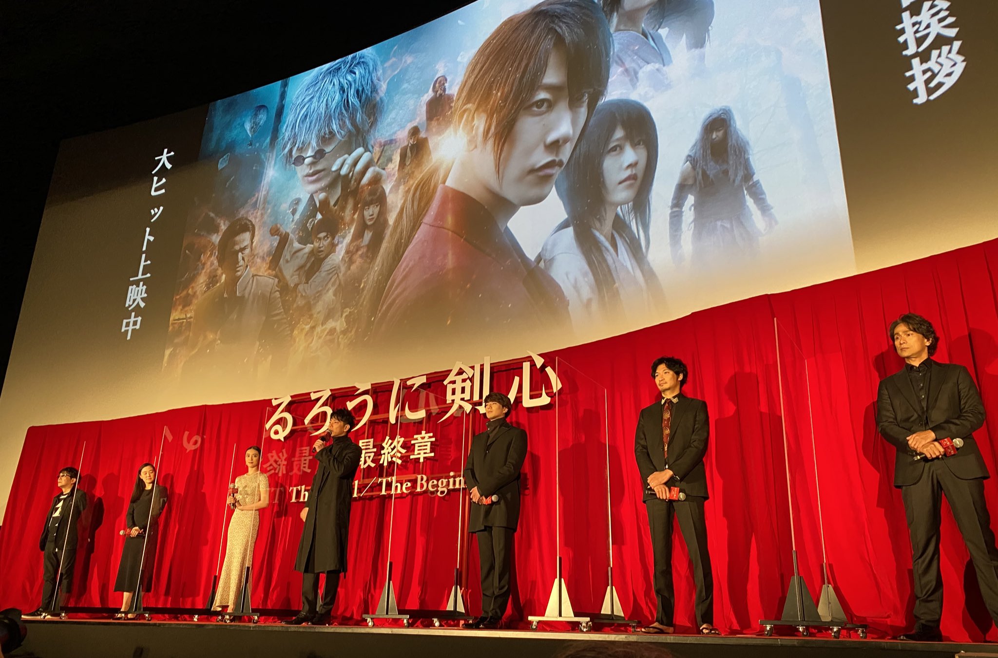 映画 るろうに剣心 最終章 公式アカウント 初日舞台挨拶 第2回目 佐藤健 さん クランクアップを迎えたのは4 23 4 22の深夜だったそうで 今日という日は忘れられない1日になるなと思います この先もこのシリーズのこと キャラクターたちのことを