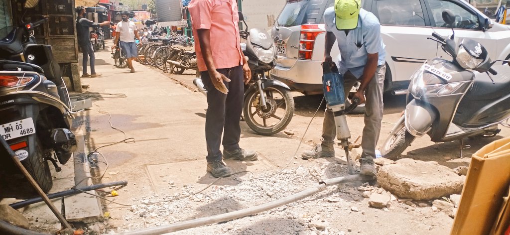 Azamlebbai's tweet photo. I compliant application to @mybmcWardMW @Adani_Elec_Mum Tilak Nagar Zone team has been #StreetLite Pole work done on today for the Citizen's issue of Foothpath at Gulshan baug, Amar mahal Junction in #Chembur.
#Thankful
@INCMumbai @BhaiJagtap1 @VarshaEGaikwad @akrammohamed786 https://t.co/xcjZouDkae