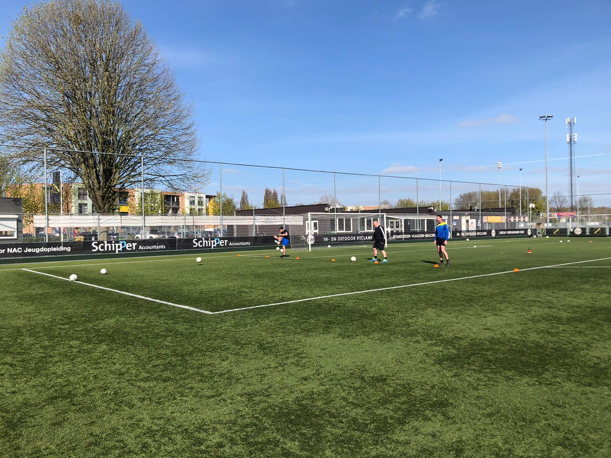 EricHellemons's tweet image. Gisteren een leuke businessclub activiteit gehad op locatie. Tof om onze werkwijze te kunnen delen met de sponsoren van @NACnl samen met onze hoofd jeugdscouting en O16 coach Jasper Somsen en videoanalist Niels Ton!