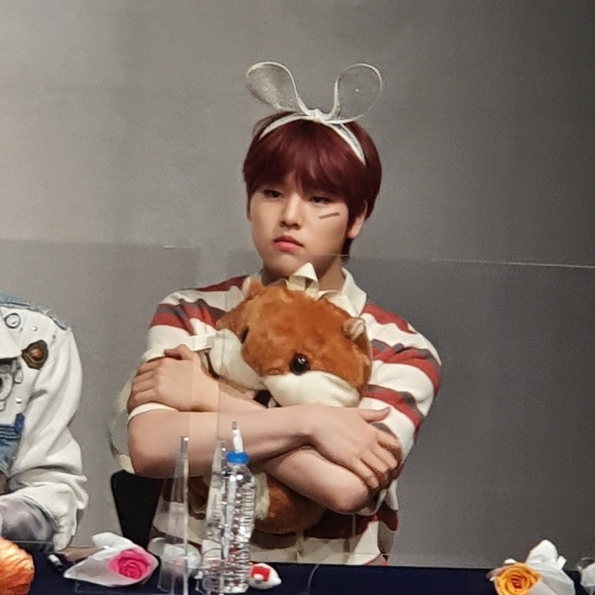 THIS PHOTO! DOHYON JUST CUDDLING HIS TWIN!!