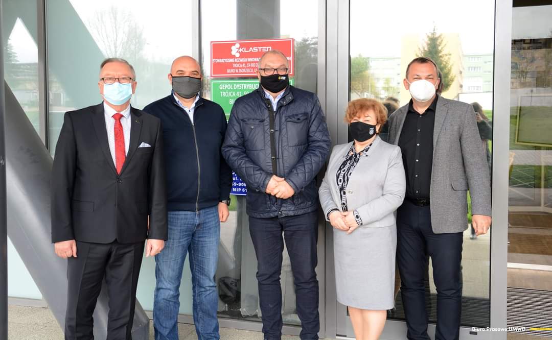 PrzybylskiCez's tweet photo. Dzisiaj odwiedziłem największą instalację fotowoltaiczną w kraju, która znajduje na obszarze powiatu zgorzeleckiego. Odnawialne Źródła Energii są naszą przyszłością, dlatego cieszę się, że na Dolnym Śląsku aktywnie funkcjonują takie klastry, jak #ZKlaster. https://t.co/qe9Xi3fnZH