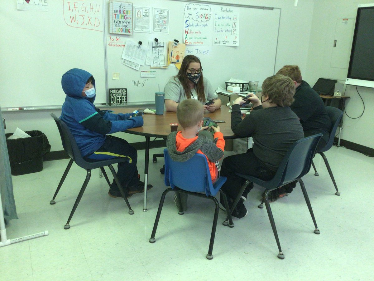 MsPattersonCES's tweet image. Working on social skills with a good old fashioned game of Uno. #cesmaroons #maroonpride