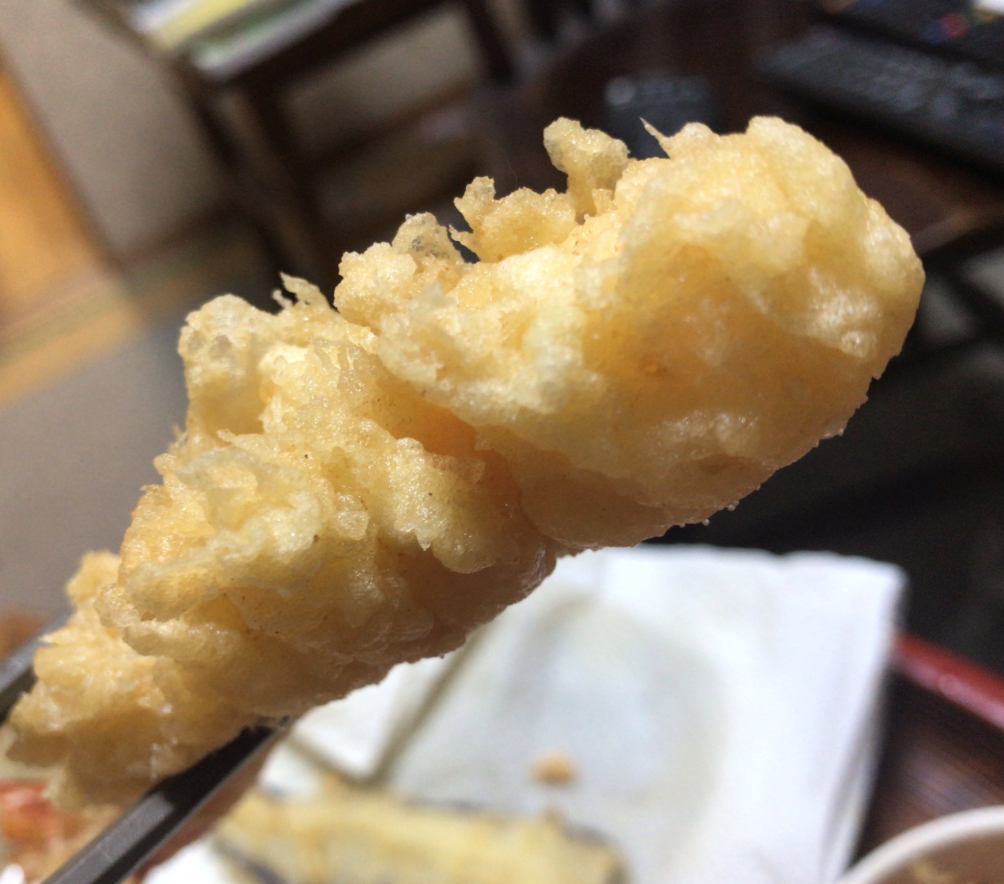 ハツセノ ゆう喜天ぷら盛り合わせ 特大足赤海老天ぷら2本野菜天 テズ桜海老のサラダ 久々の天婦羅お持ち帰り オーブンでカリサクに 春のサッポロォォと 野菜天でビール舐めつつ お初の足赤海老 花揚げと言うのかな お店より派手目 甘く香ばしく汁気ある