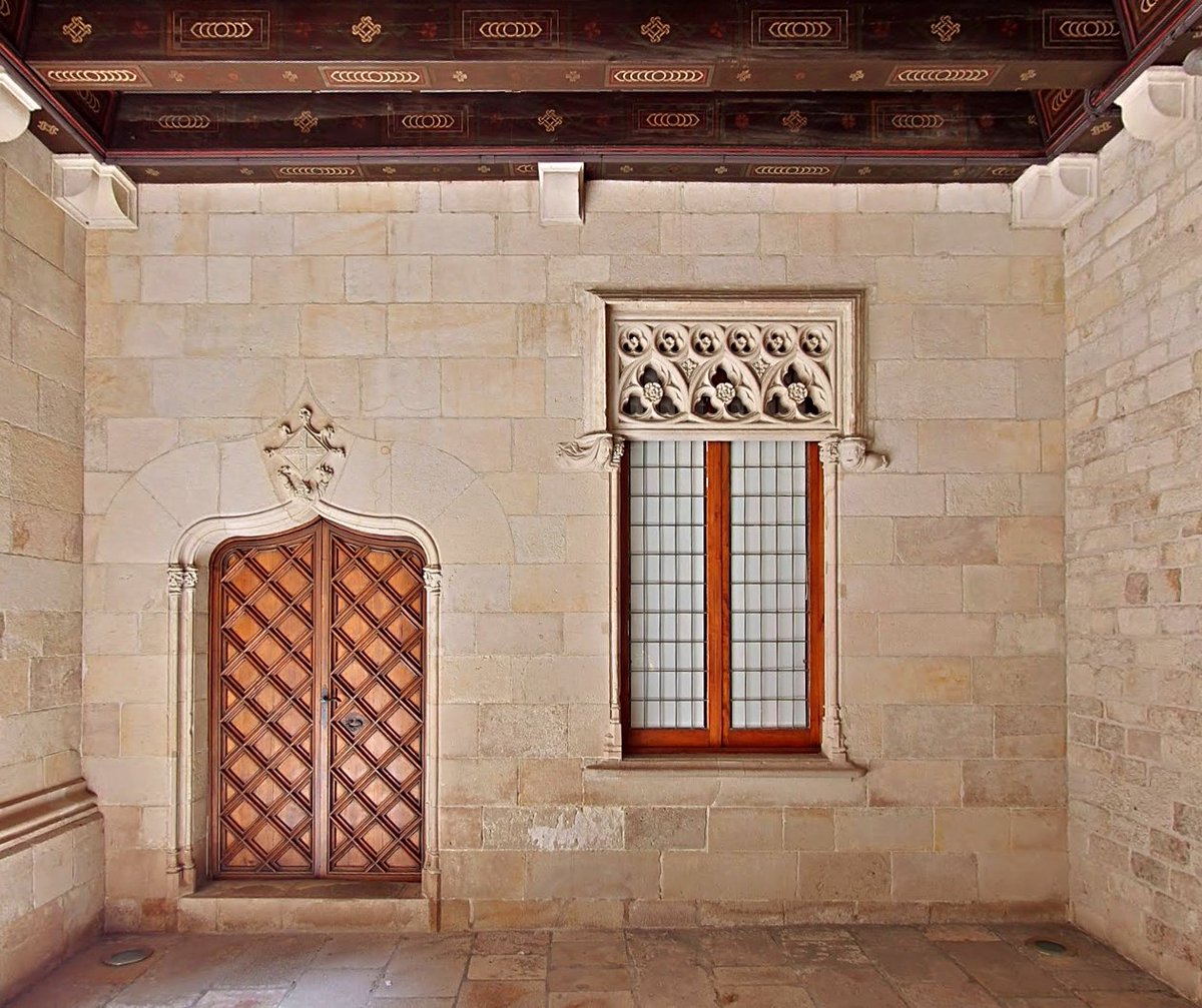 Embolicada en un intrigant #enigma de difícil resolució, la #Capella de Sant Jordi, obra gòtica del segle XV, és un dels grans tresors del #Palau de la Generalitat. En què consisteix aquest enigma? Com es va crear i en quin punt es troba? Aquest llarg fil desfà el gran embolic.