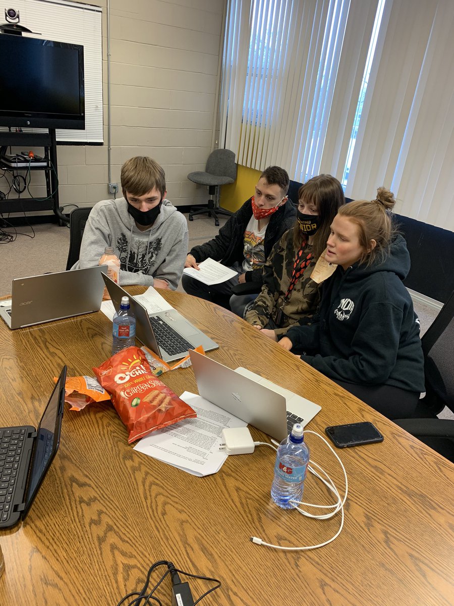 bearcat38's tweet photo. Proud of these @ClearLakeCSD Senior Econ students who qualified for the State Personal Finance Challenge competition after finishing in the Top 3 of our region! They had 1 hr to put together a financial plan for a family & present to judges w/a chance to go to Nationals! #CLPride https://t.co/J5z32oPYMb