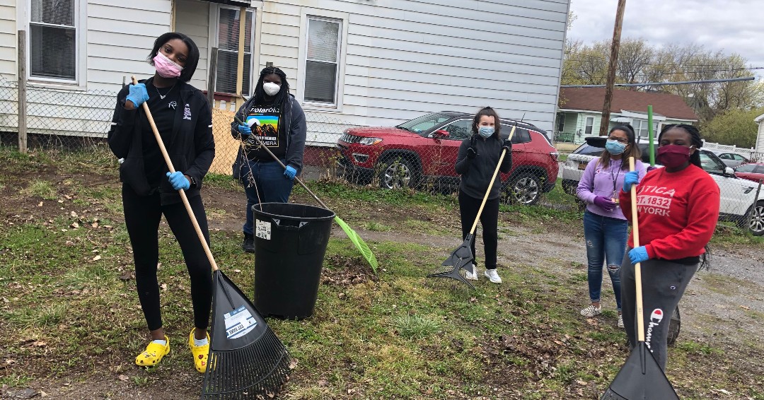 uascs's tweet image. As part of the #CommunityOrganization Initiative, #UASCS #HighSchool Atoms volunteer their time to assist an elderly community member with raking leaves &amp;amp; yardwork.
.
@dfranknyc @Ninacharters @CharterEmpire @nycharterassoc
.
#UASAtoms #AtomsCare #CharterSchool #CommunitySupport
