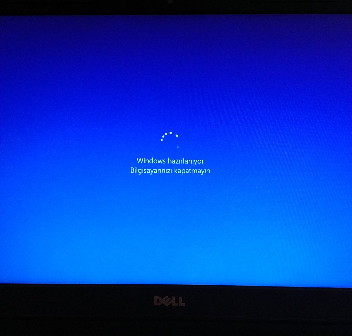 Windows akşam düğüne gidecek galiba, bir saat oldu hala hazırlanıyor 😵😡
